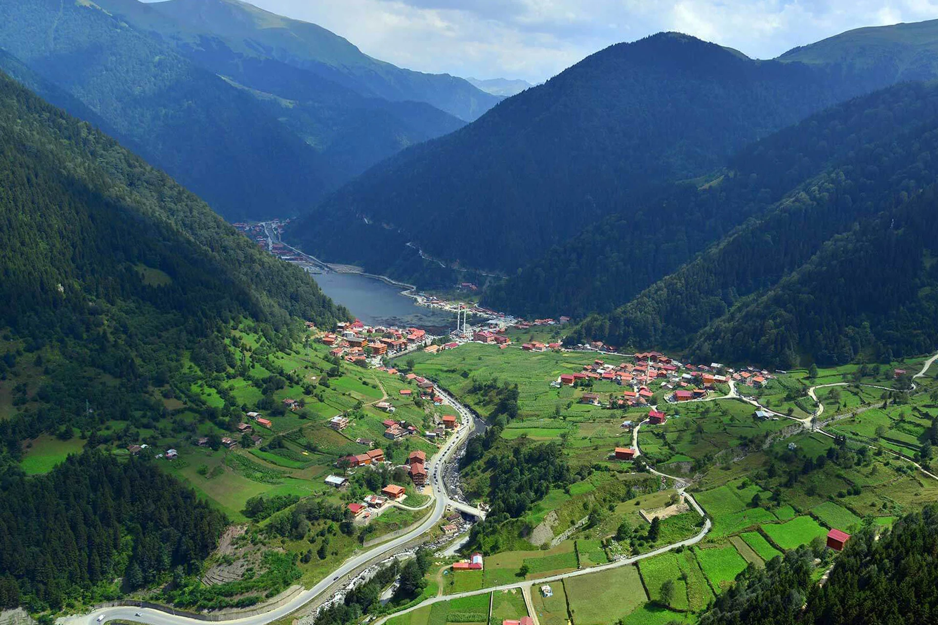 Yeşil dağlar arasındaki Uzungöl vadisi ve yerleşimi